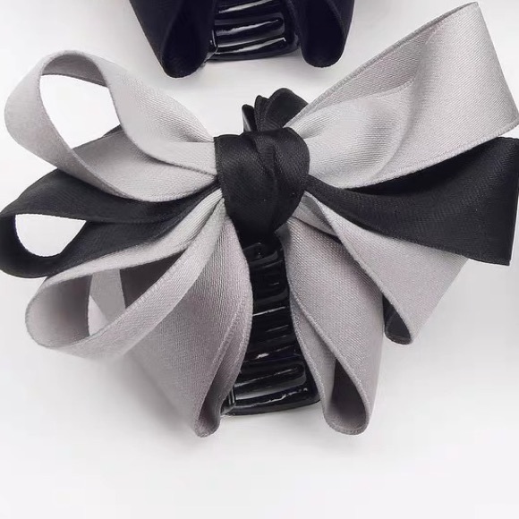 $20/2 Grey black bow hair clip - Picture 1 of 1